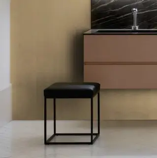 Табурет с подушкой из экокожи 40*40*h47, ножки - nero, сиденье - экокожа bianco