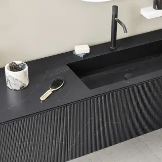 База под раковину Arbi LUXOR LE36 фронт-QUARZO RESINA MILLERIGHE CHARCOAL-LX8, корпус-GRIGIO BROMO OPACO-900CW, рама-NERO SPAZZOLATO