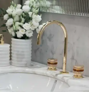 Смеситель для раковины Oasis CHARLOTTE 0CHTRB300000001 OR золото, ручка хрусталь/ янтарь AMBRA