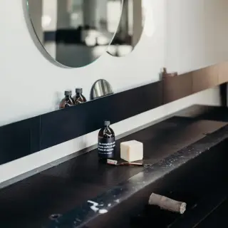 Полка для ванной Agape SEN ASEN0927N brushed anodised aluminium, black