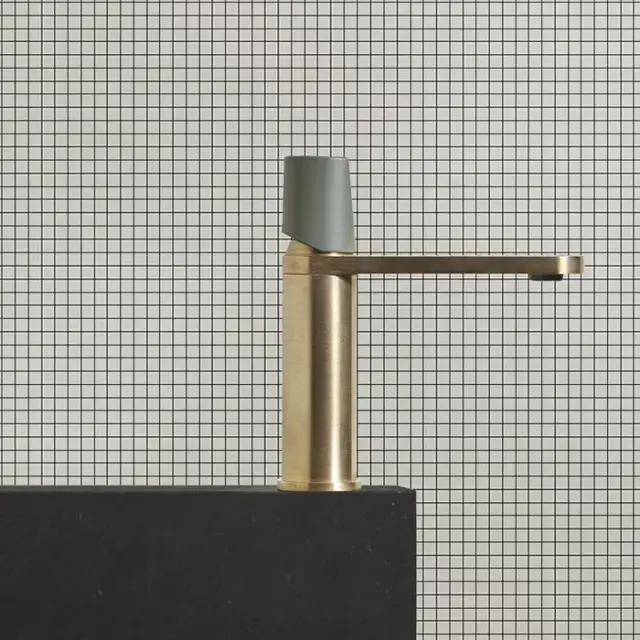 ANTONIO LUPI INDIGO Смеситель для раковины на 1 отверстие, излив 165 мм., ручка матовая Lambretta, цвет: сатинированная натуральная латунь