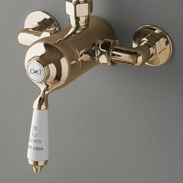 Devon&Devon Смеситель универсальный для скрытого и наружнего монтажа, с белой ручкой, цвет: золото светлое