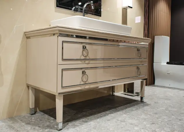 Комплект мебели с раковиной Oasis Lutetia 0LTCM1371L (G164)+0LTTM1371LEL+0LTOPT92 стр.- глянцевый лак lino/элементы - хром/столешница emperador light/раковина-минерал. литье белый