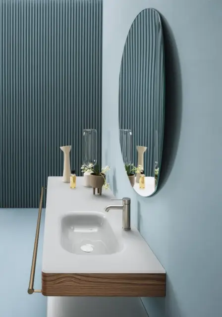 Столешница стеклянная с интегр. раковиной, с отв. под смеситель, п/держатель mat black, 120*53*12h фасад bianko silk(70), боковины Noce Canaletto