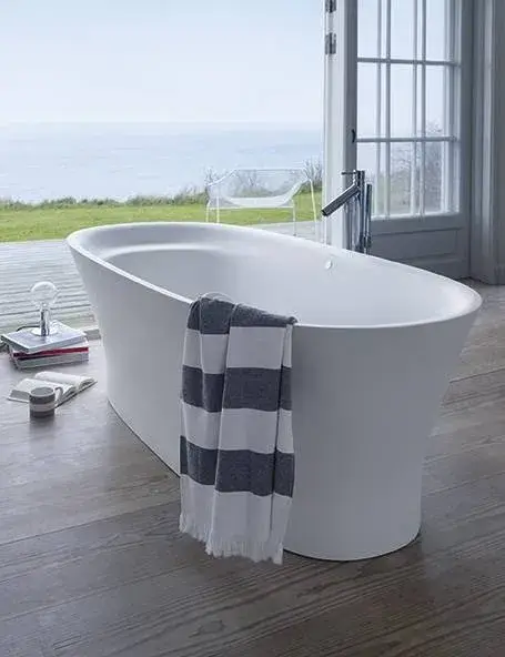 Ванна Duravit CAPE COD 700330000000000 DuraSolid® A, цвет белый; с бесшовной панелью и ножками, с двумя наклонами для спины, со специальным сливом и переливом
